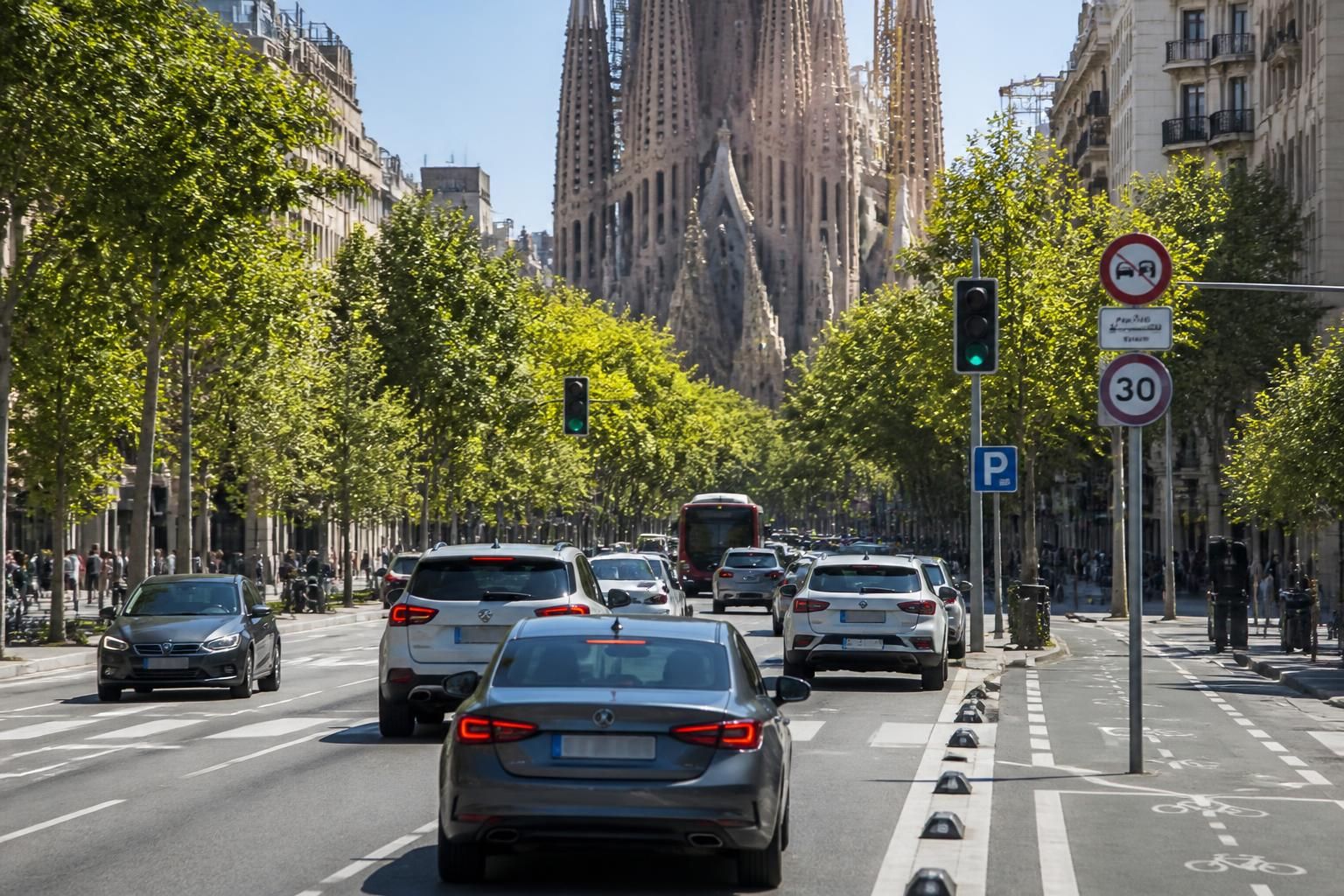 découvrez les règles de circulation, les zones à connaître et des conseils pratiques pour circuler en voiture à barcelone en toute sérénité.