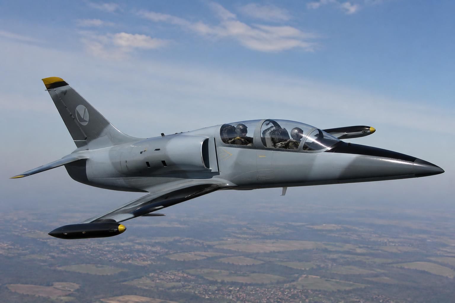 découvrez l'histoire fascinante et les caractéristiques techniques de l'aero l 39 albatros, le célèbre jet d'entraînement utilisé par de nombreuses forces aériennes dans le monde.