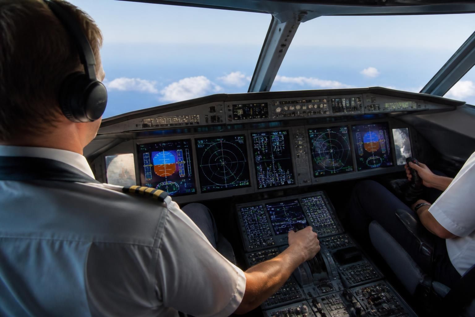 découvrez le fonctionnement des systèmes de contrôle fly-by-wire dans l'aéronautique et explorez les dernières innovations qui améliorent la sécurité et la performance des avions modernes.
