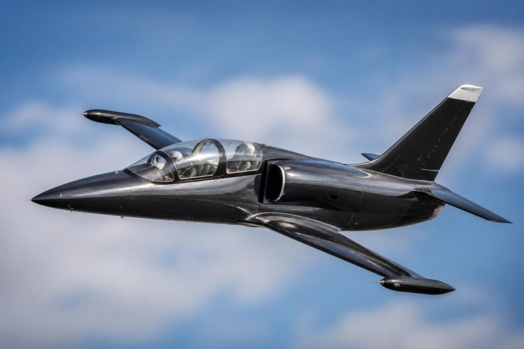 découvrez les performances et les particularités de l'albatros aero l 39, un jet d'entraînement réputé pour sa fiabilité, sa maniabilité et son efficacité dans la formation des pilotes.