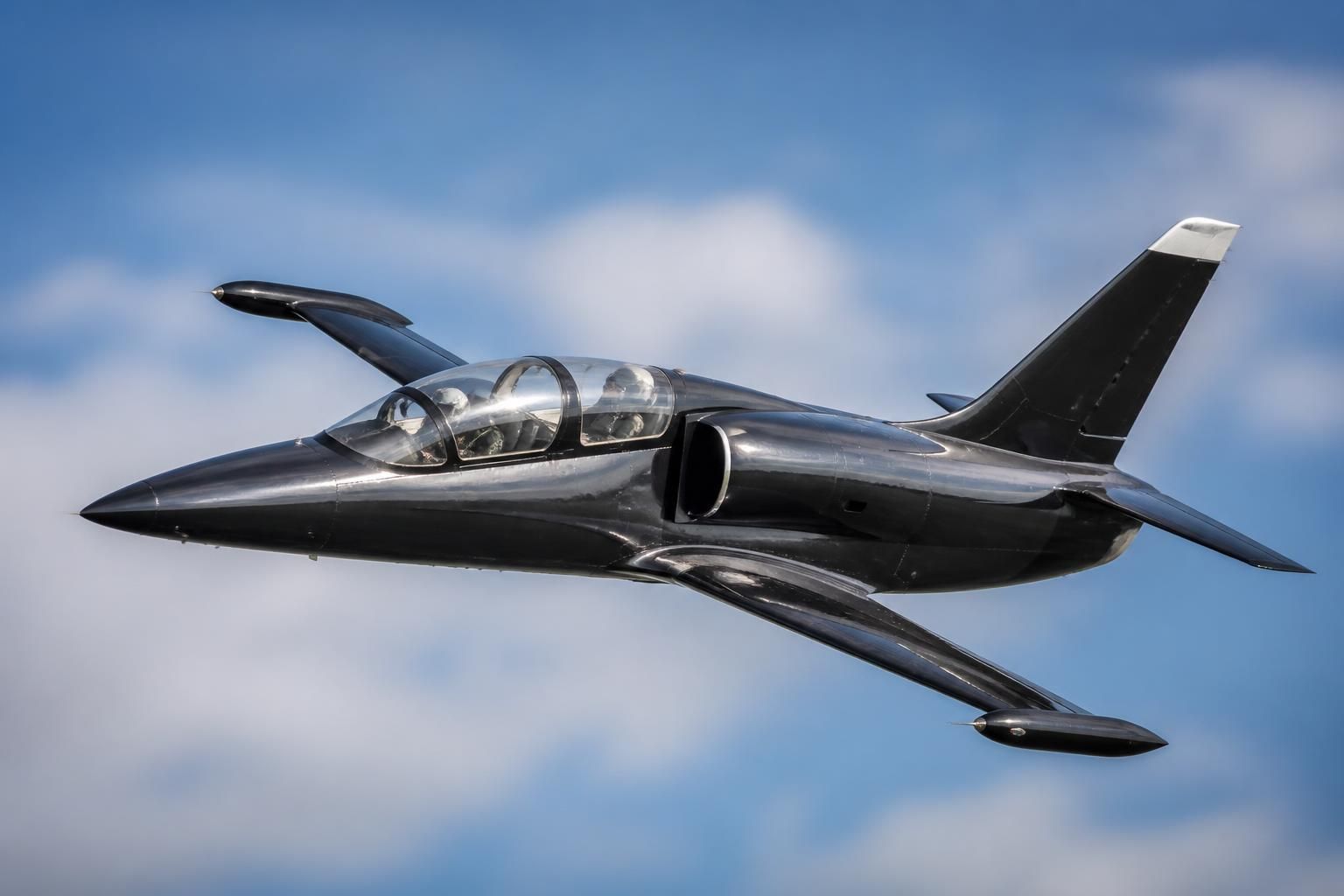 découvrez les performances et les particularités de l'albatros aero l 39, un jet d'entraînement réputé pour sa fiabilité, sa maniabilité et son efficacité dans la formation des pilotes.