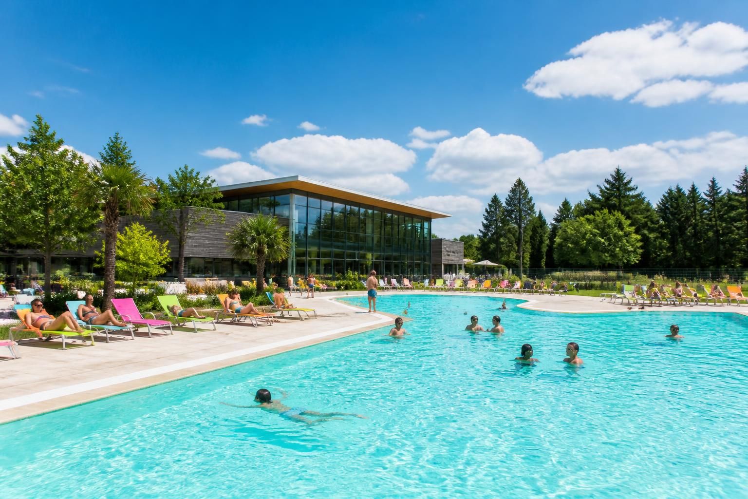 découvrez les horaires d'ouverture, les tarifs et l'adresse de la piscine des louvrais à pontoise pour profiter pleinement de ses installations aquatiques.
